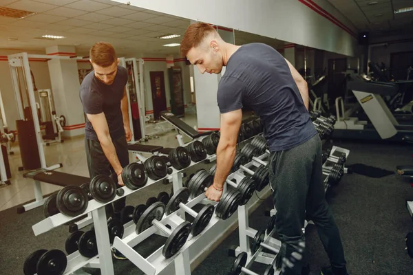 Gars dans une salle de gym — Photo