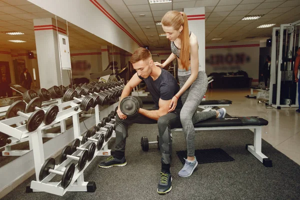 Couple dans un gymnase — Photo