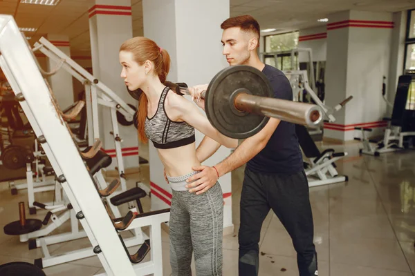 Pareja en un gimnasio —  Fotos de Stock