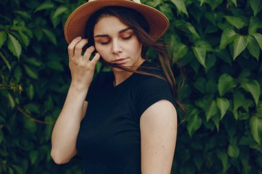 ağacın yanında kız