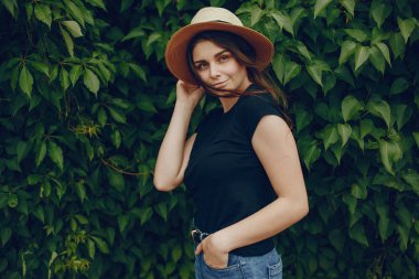 ağacın yanında kız