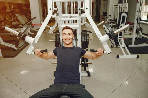 Chico en un gimnasio —  Fotos de Stock