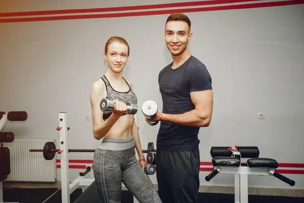 Pareja en un gimnasio —  Fotos de Stock