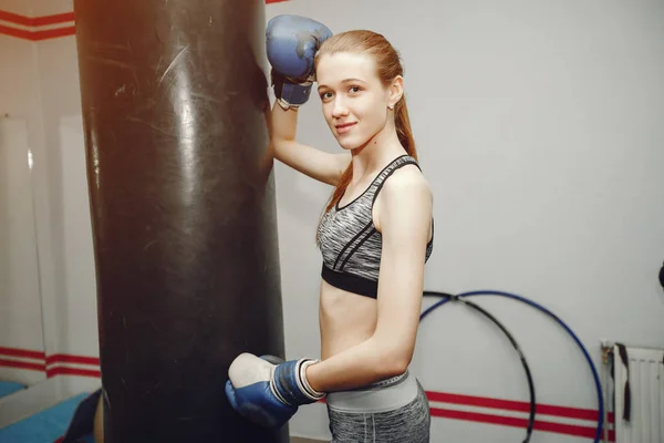 Meisje in een sportschool — Stockfoto