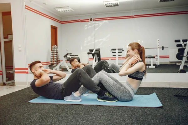 Pareja en un gimnasio —  Fotos de Stock