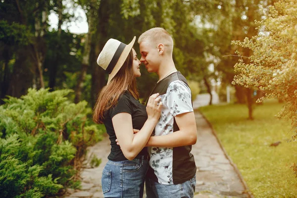 Casal em um parque — Fotografia de Stock