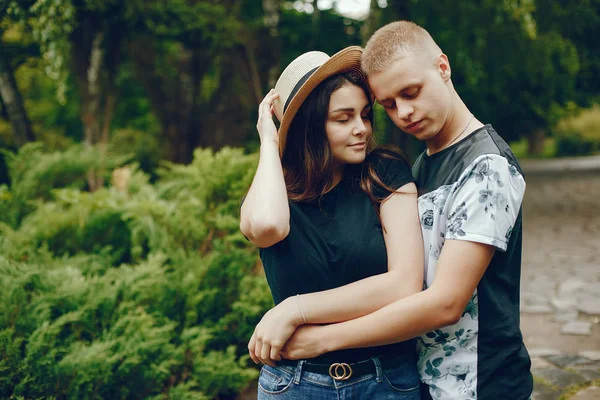 Casal em um parque — Fotografia de Stock