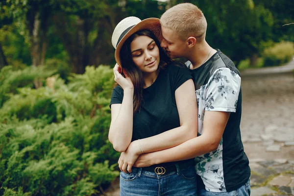 Casal em um parque — Fotografia de Stock