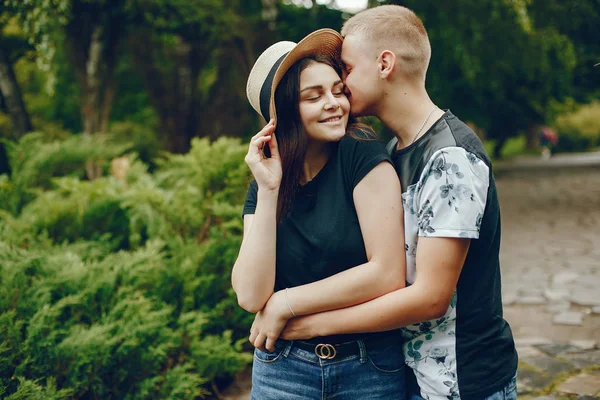 Casal em um parque — Fotografia de Stock