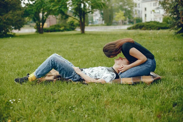 Pareja en un parque — Foto de Stock