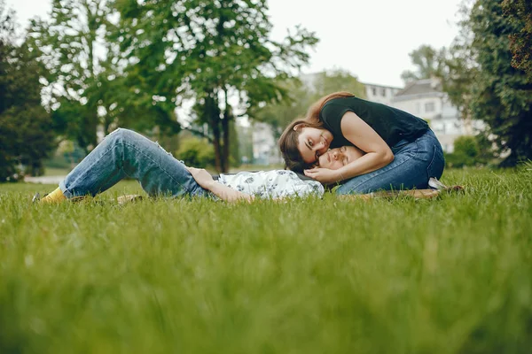 Paar in een park — Stockfoto