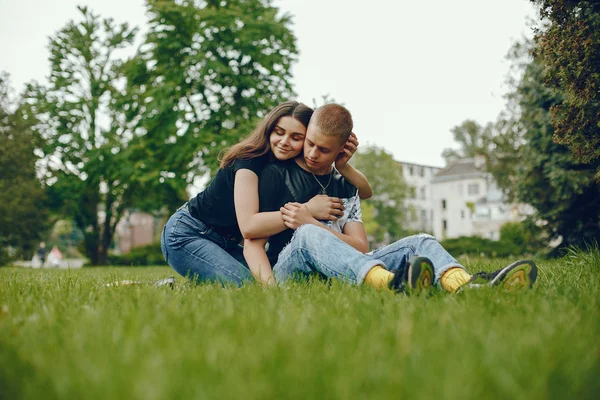 Casal em um parque — Fotografia de Stock