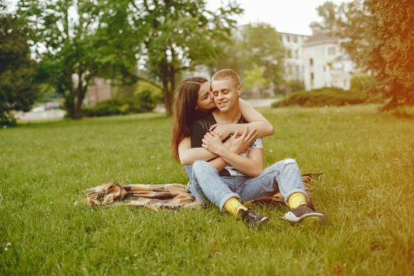 Paar in een park — Stockfoto