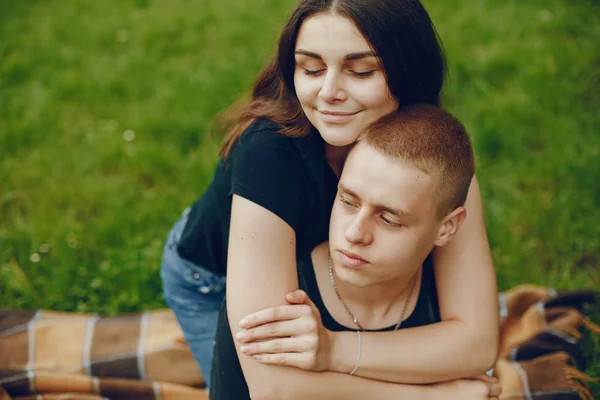 Casal em um parque — Fotografia de Stock