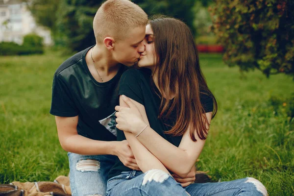 Casal em um parque — Fotografia de Stock