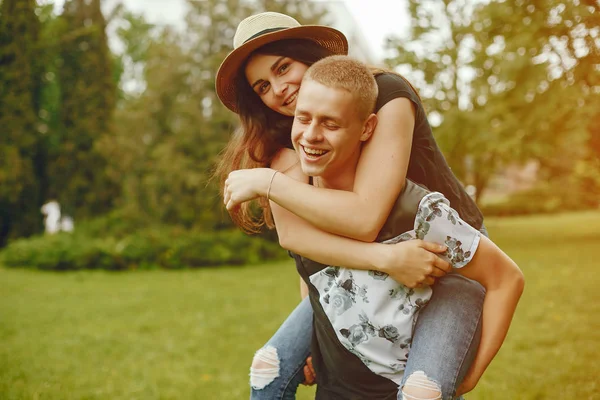 Couple in a park — Stock Photo, Image