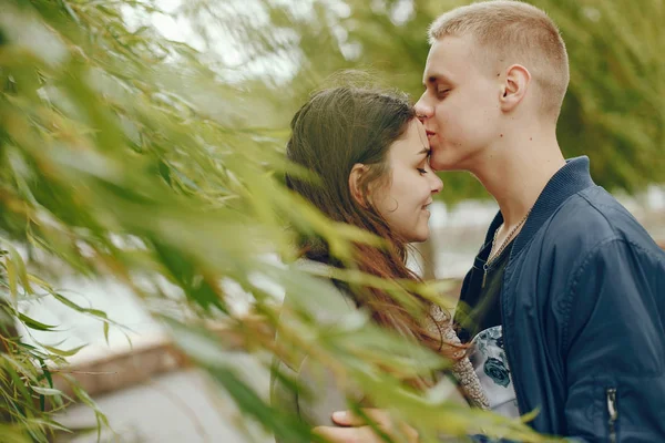 Paar in een park — Stockfoto