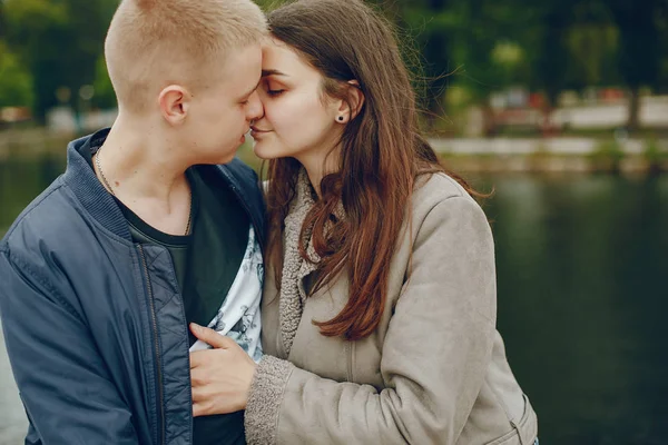 Pareja en un parque — Foto de Stock