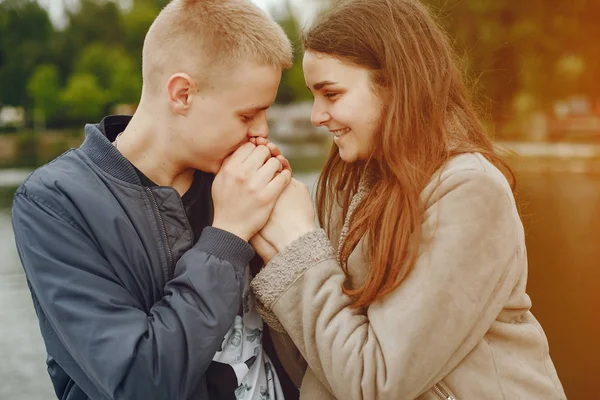 Casal em um parque — Fotografia de Stock