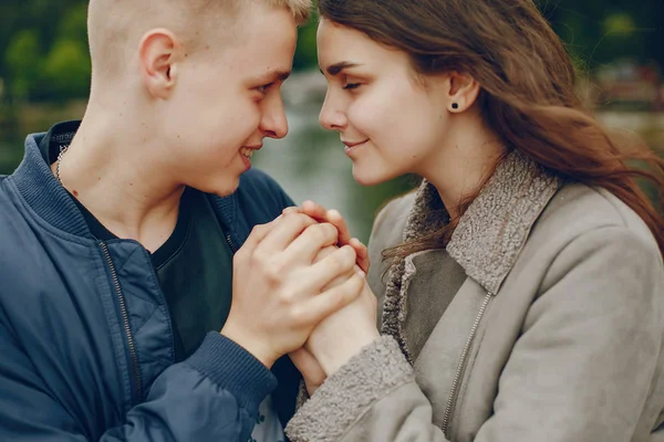 Couple dans un parc — Photo