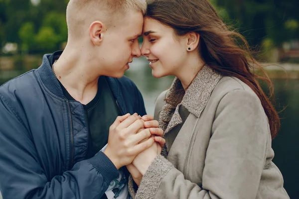 Couple in a park — Stock Photo, Image