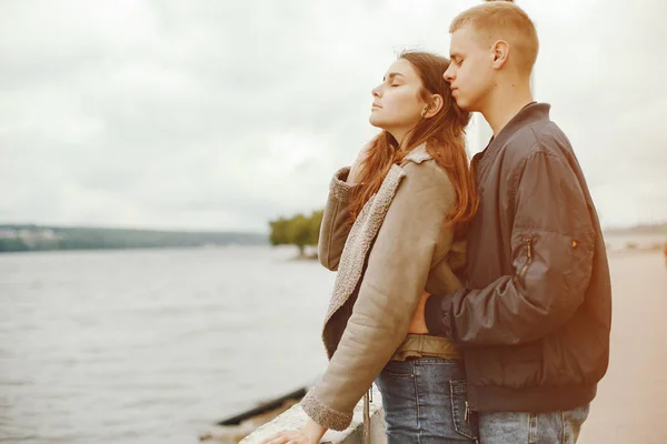 Pareja en un parque —  Fotos de Stock