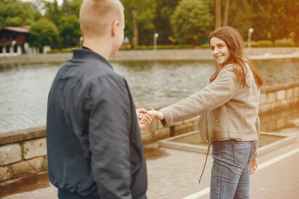 Casal em um parque — Fotografia de Stock