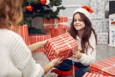 Anne ve güzel kızı Noel süslemeleri yapıyor.