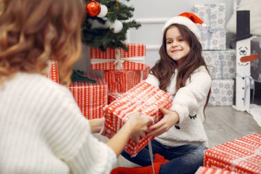 Anne ve güzel kızı Noel süslemeleri yapıyor.