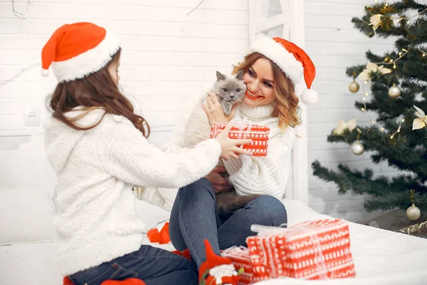 Yatakta oturan tatlı kızı olan bir anne.