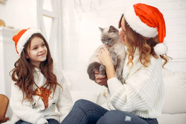 Yatakta oturan tatlı kızı olan bir anne.