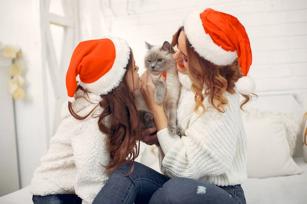 Yatakta oturan tatlı kızı olan bir anne.