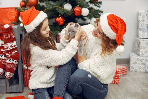 Anne ve güzel kızı Noel süslemeleri yapıyor.