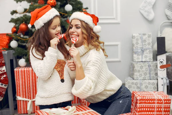 Anne ve güzel kızı Noel süslemeleri yapıyor.