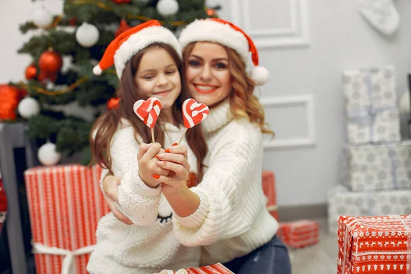 Anne ve güzel kızı Noel süslemeleri yapıyor.