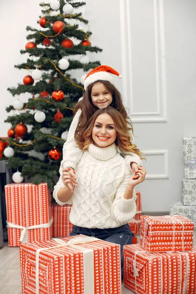 Anne ve güzel kızı Noel süslemeleri yapıyor.