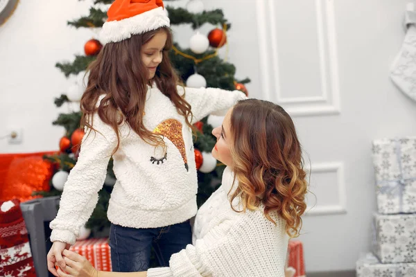 Anne ve güzel kızı Noel süslemeleri yapıyor.