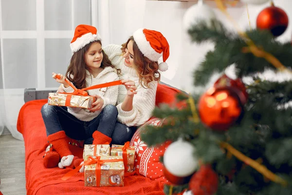 Anne ve güzel kızı Noel süslemeleri yapıyor.