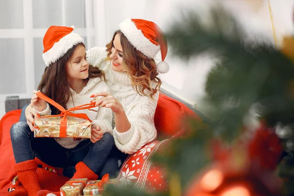 Matka z cute córka w dekoracje świąteczne — Zdjęcie stockowe