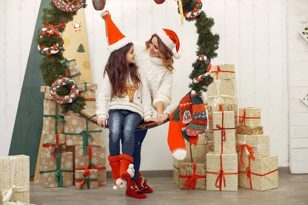 クリスマスの装飾でかわいい娘とお母さん — ストック写真