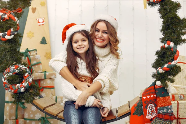 Anne ve güzel kızı Noel süslemeleri yapıyor.