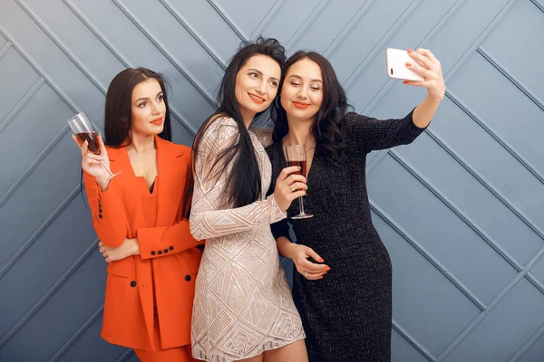 Chicas elegantes celebran en el estudio — Foto de Stock