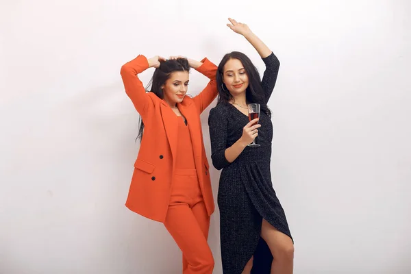 Meninas elegantes celebram no estúdio — Fotografia de Stock