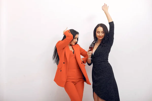 Meninas elegantes celebram no estúdio — Fotografia de Stock