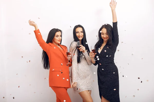 Eleganta tjejer firar i studion — Stockfoto