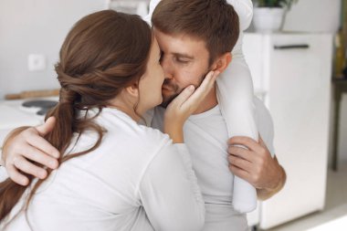 Küçük kızı olan aile evde eğleniyor.