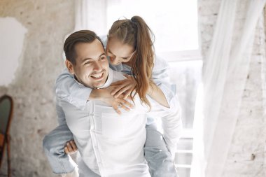 Güzel bir çift evde vakit geçirir.