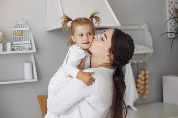 Matka s malou dcerou se baví doma — Stock fotografie