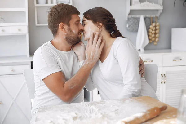 Mooi stel brengen tijd door in een keuken — Stockfoto