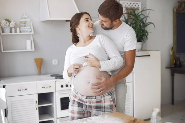 Belo casal passar tempo em uma cozinha — Fotografia de Stock